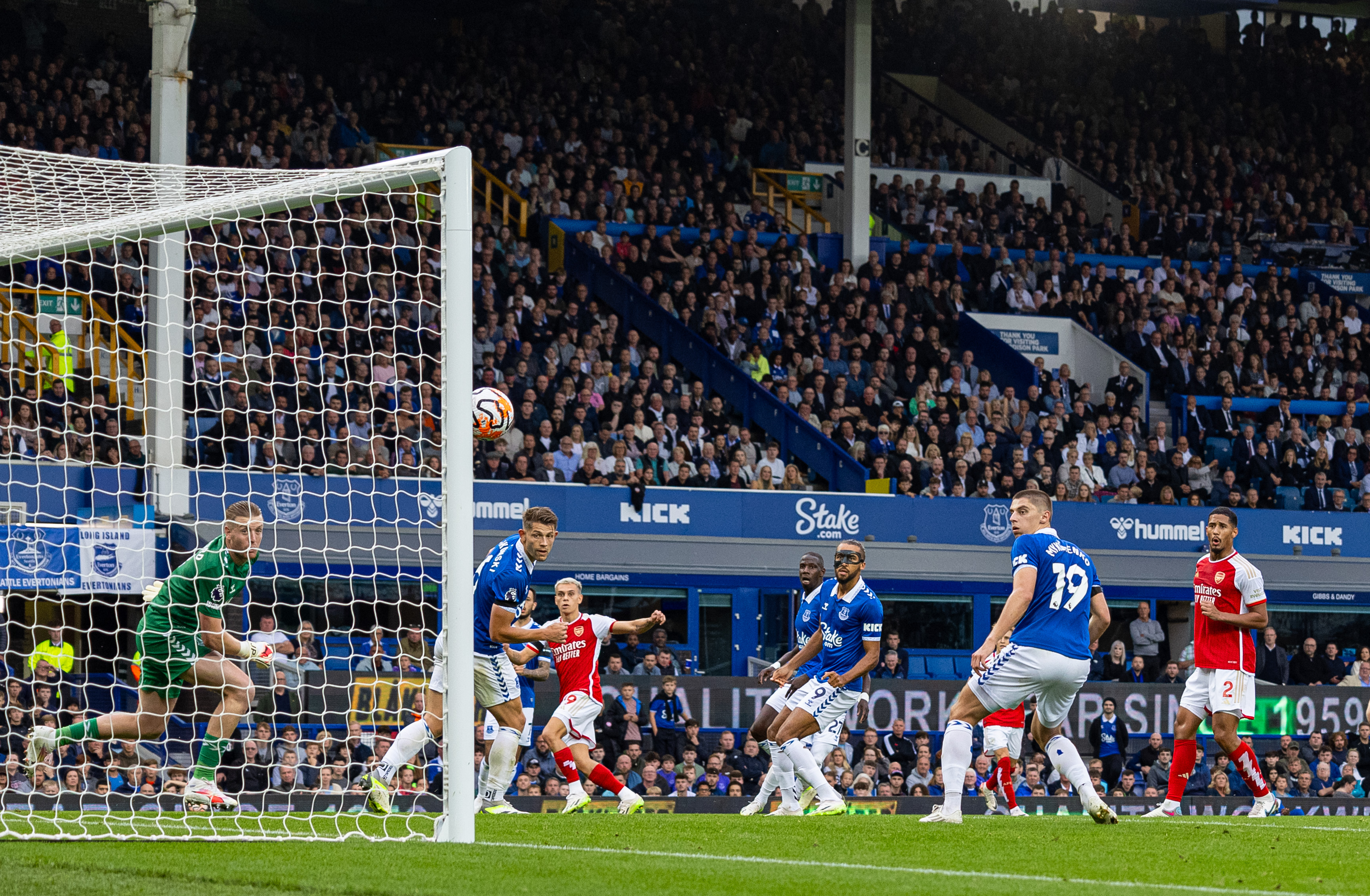 详解棒球规则中的球迷接捕场内飞球